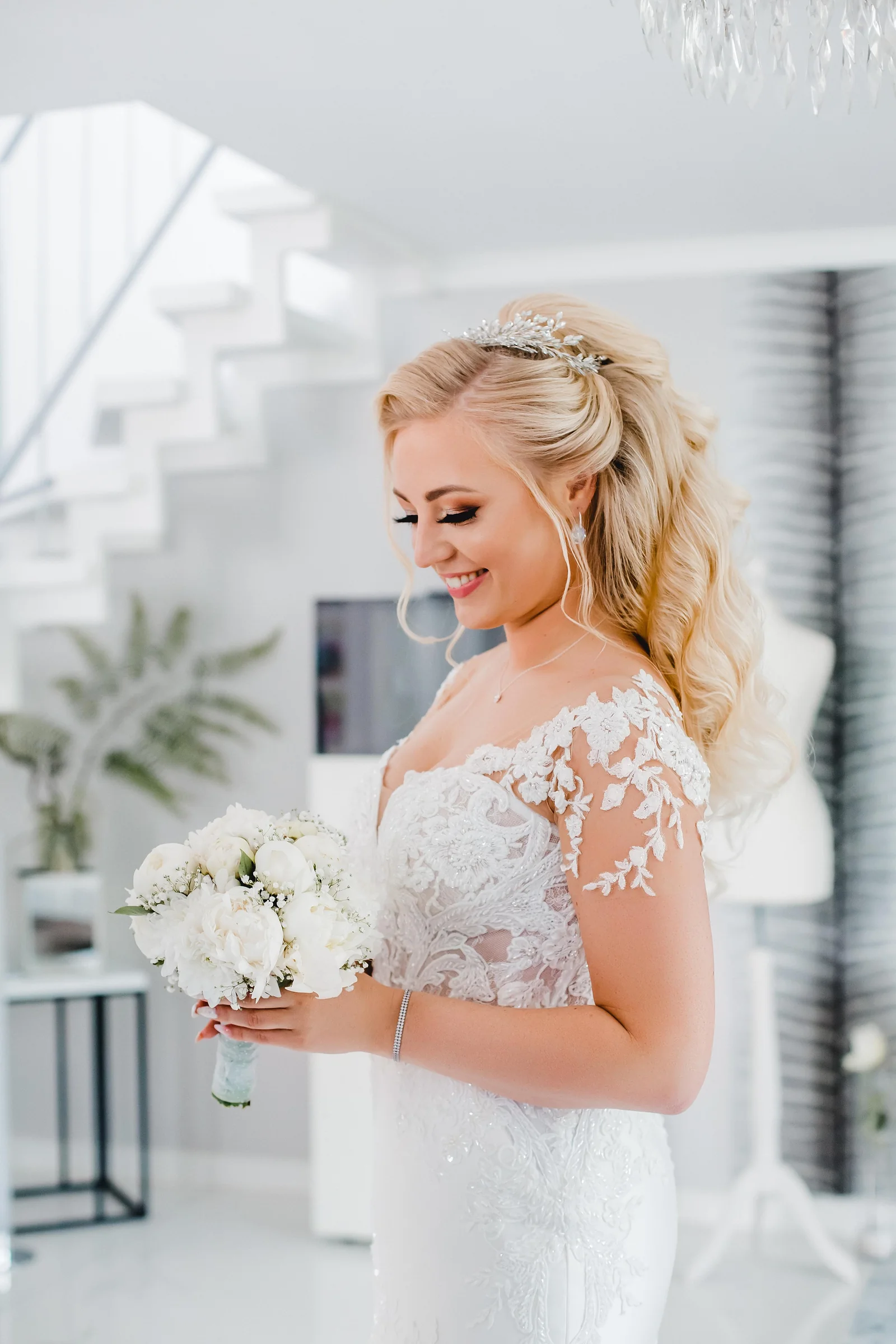 Julia Aumann im Brautkleid mit weißem Brautstrauß